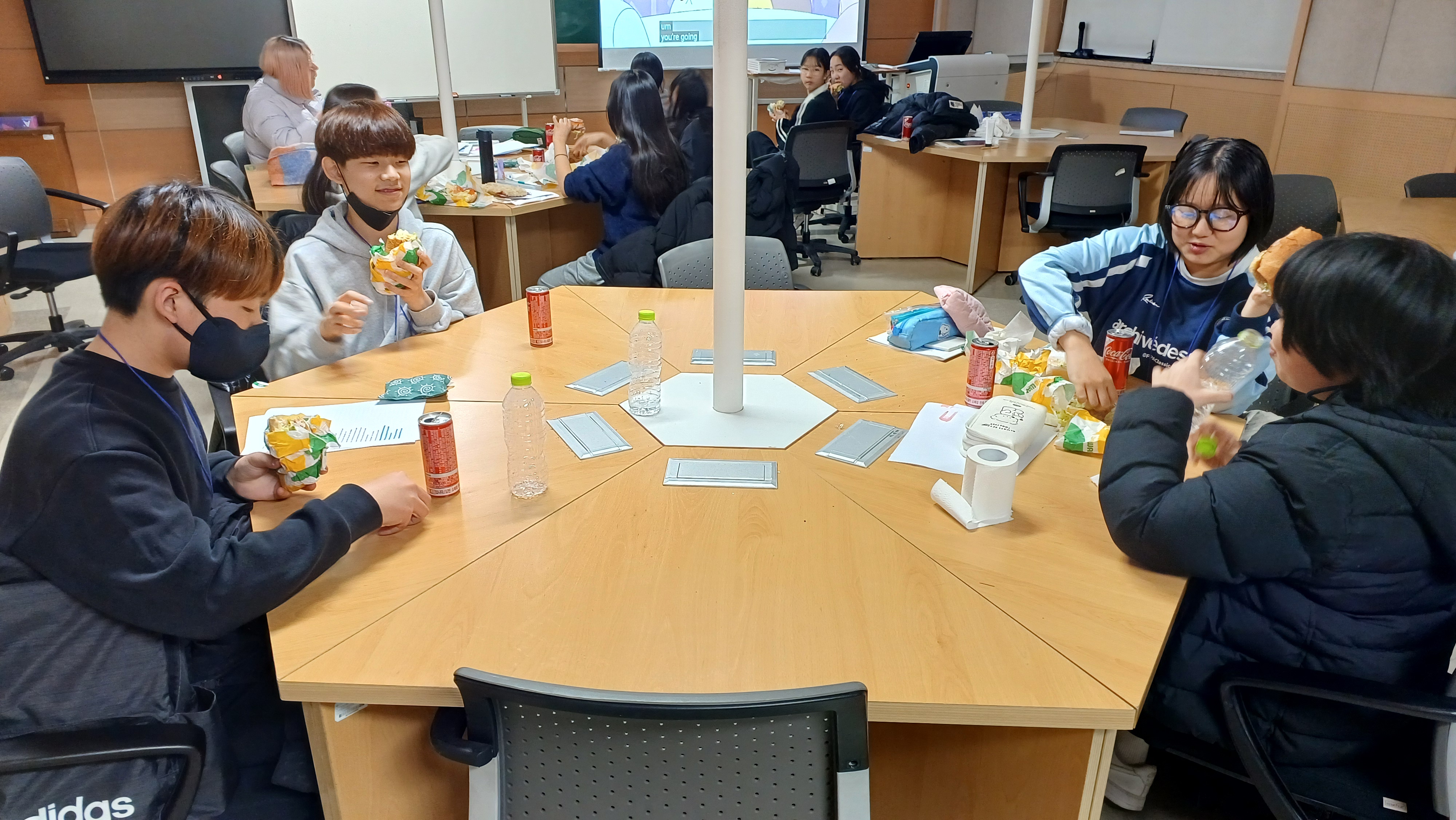계룡시 영어캠프 참가 학생들의 간식 시간
